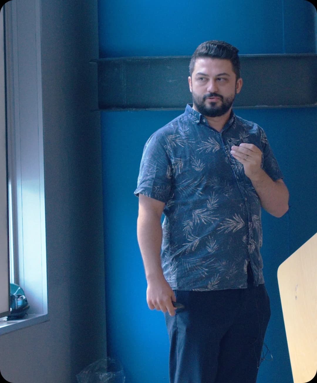 Said Sürücü bir etkinlikte sunum yaparken